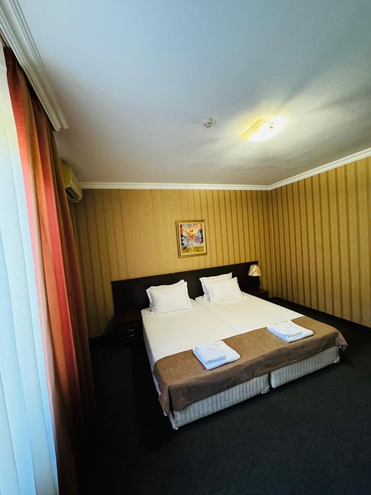 Hotel-Restaurant Almond Karlovo Eksteriør bilde