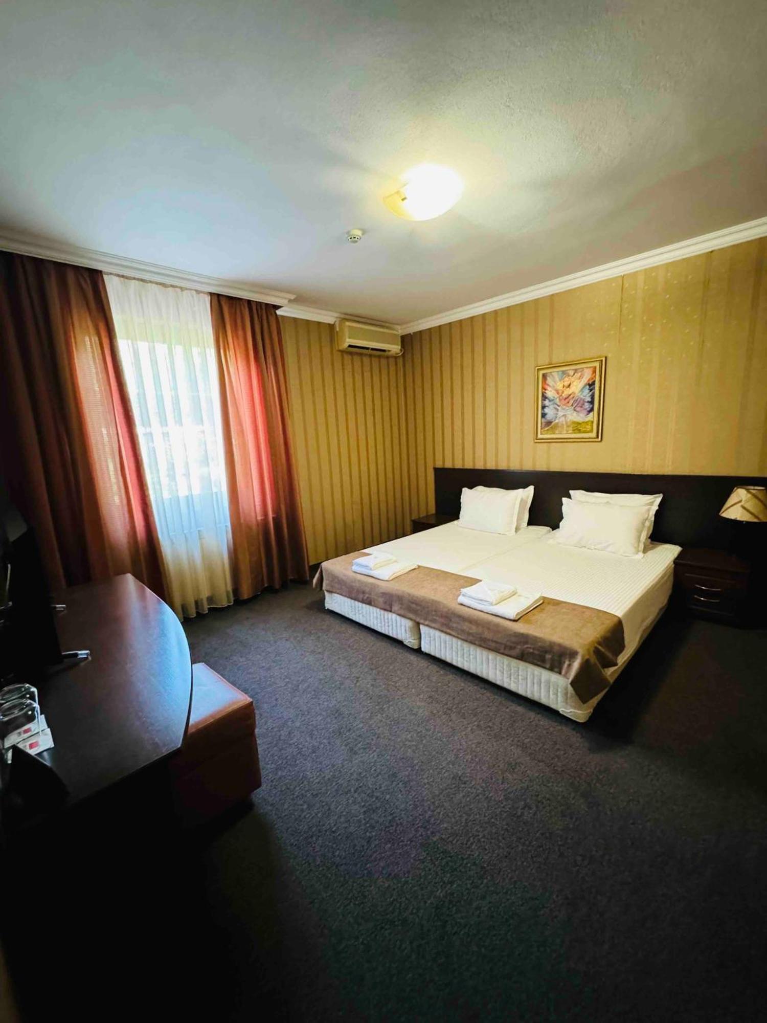 Hotel-Restaurant Almond Karlovo Eksteriør bilde