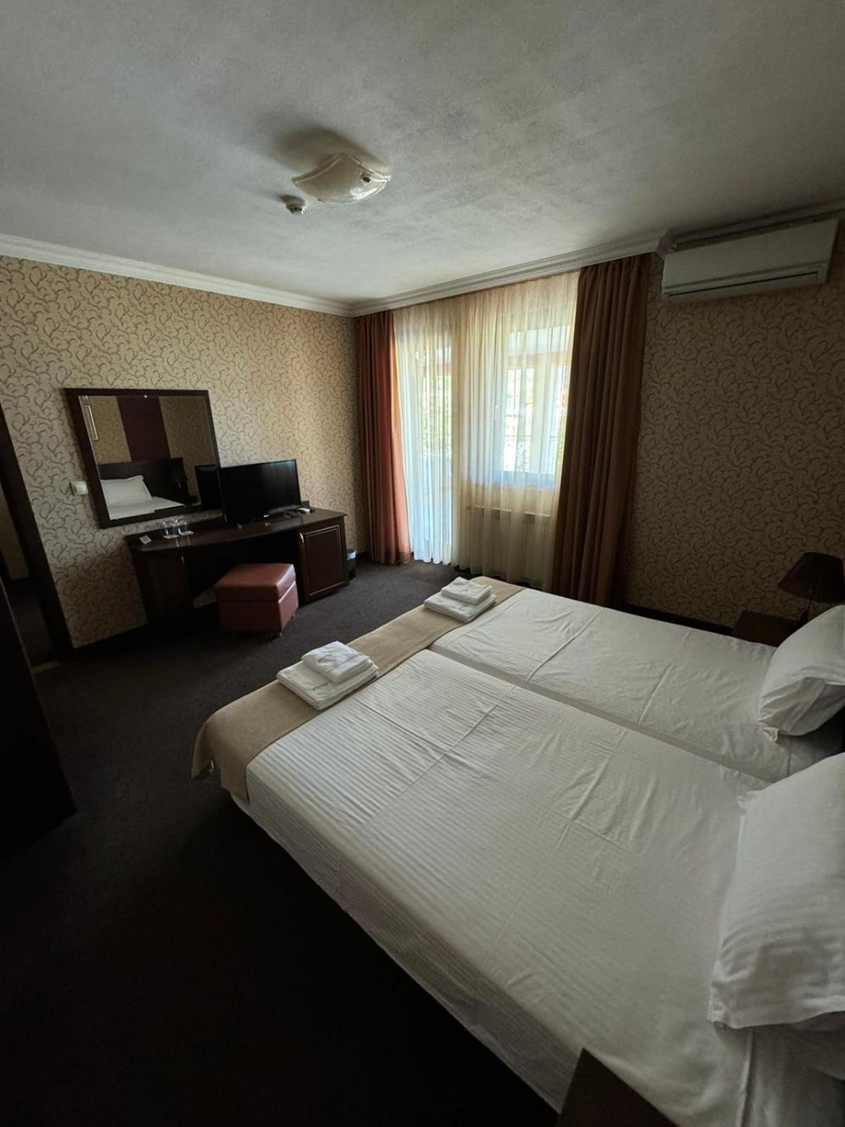 Hotel-Restaurant Almond Karlovo Eksteriør bilde