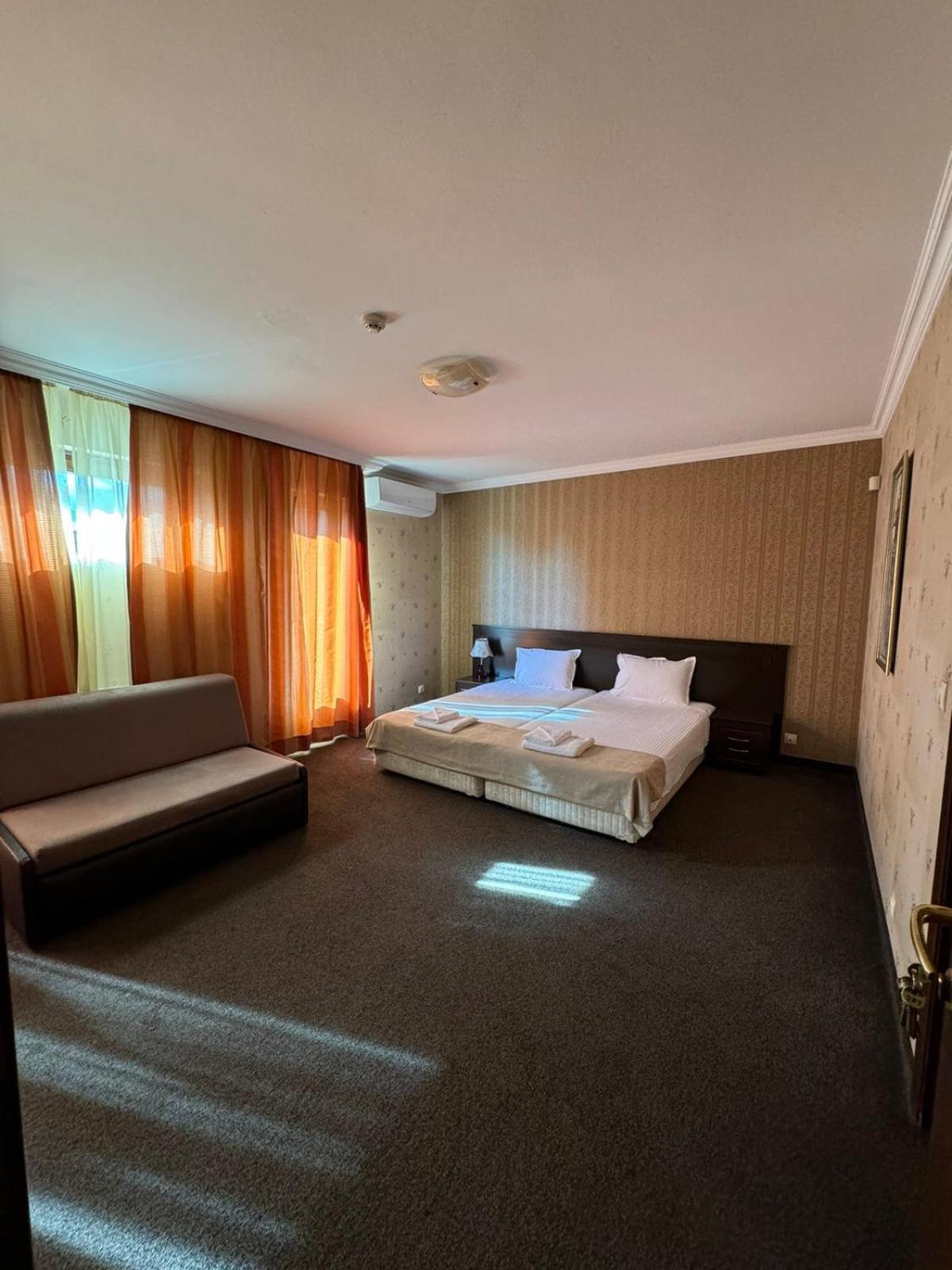 Hotel-Restaurant Almond Karlovo Eksteriør bilde