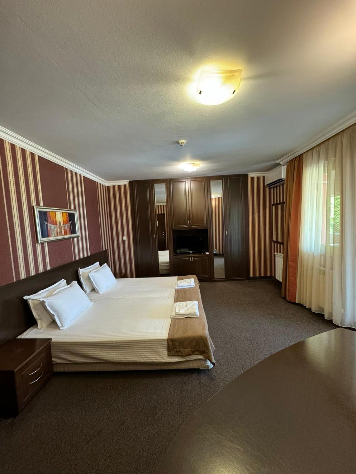 Hotel-Restaurant Almond Karlovo Eksteriør bilde