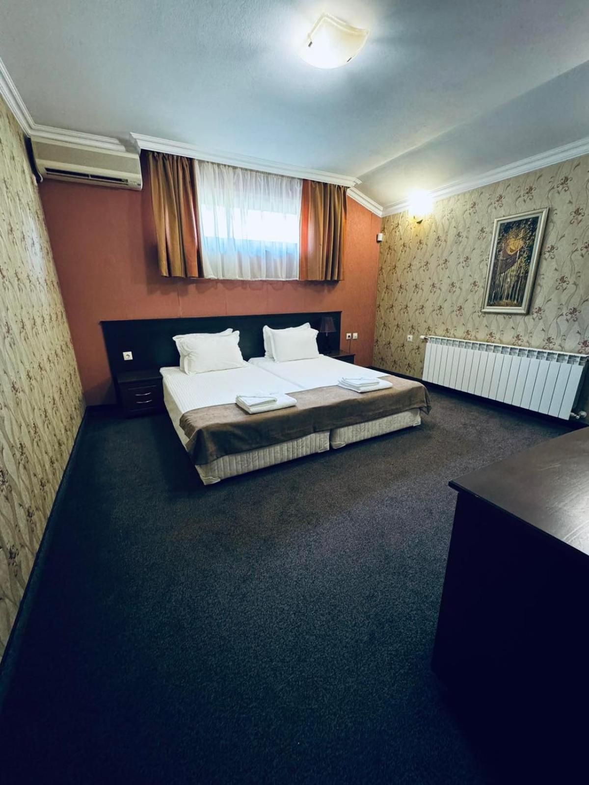 Hotel-Restaurant Almond Karlovo Eksteriør bilde