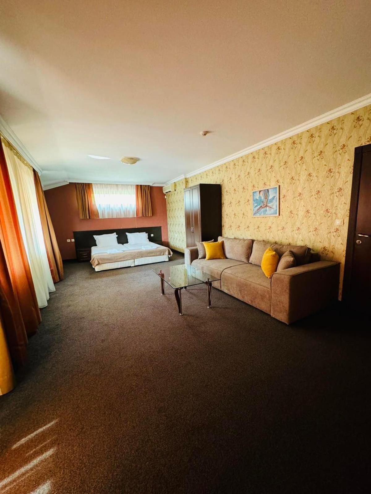Hotel-Restaurant Almond Karlovo Eksteriør bilde